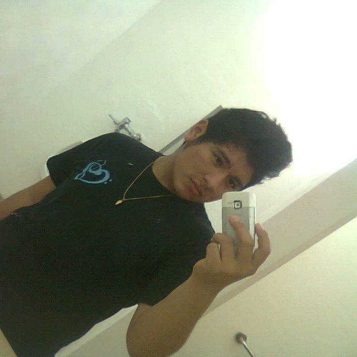 Hola soy Angel, Me gusta la música electrónica ,me gusta dibujar,escuchar musica...  no se solo sigueme..SÍGUEME & TE SIGO.. soy cristiano