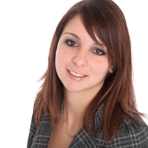 Consultante en relations publiques. Maman de deux agréables fillettes. Passionnée par ses rôles d'entrepreneure et de maman. Vin, sushis et action !
