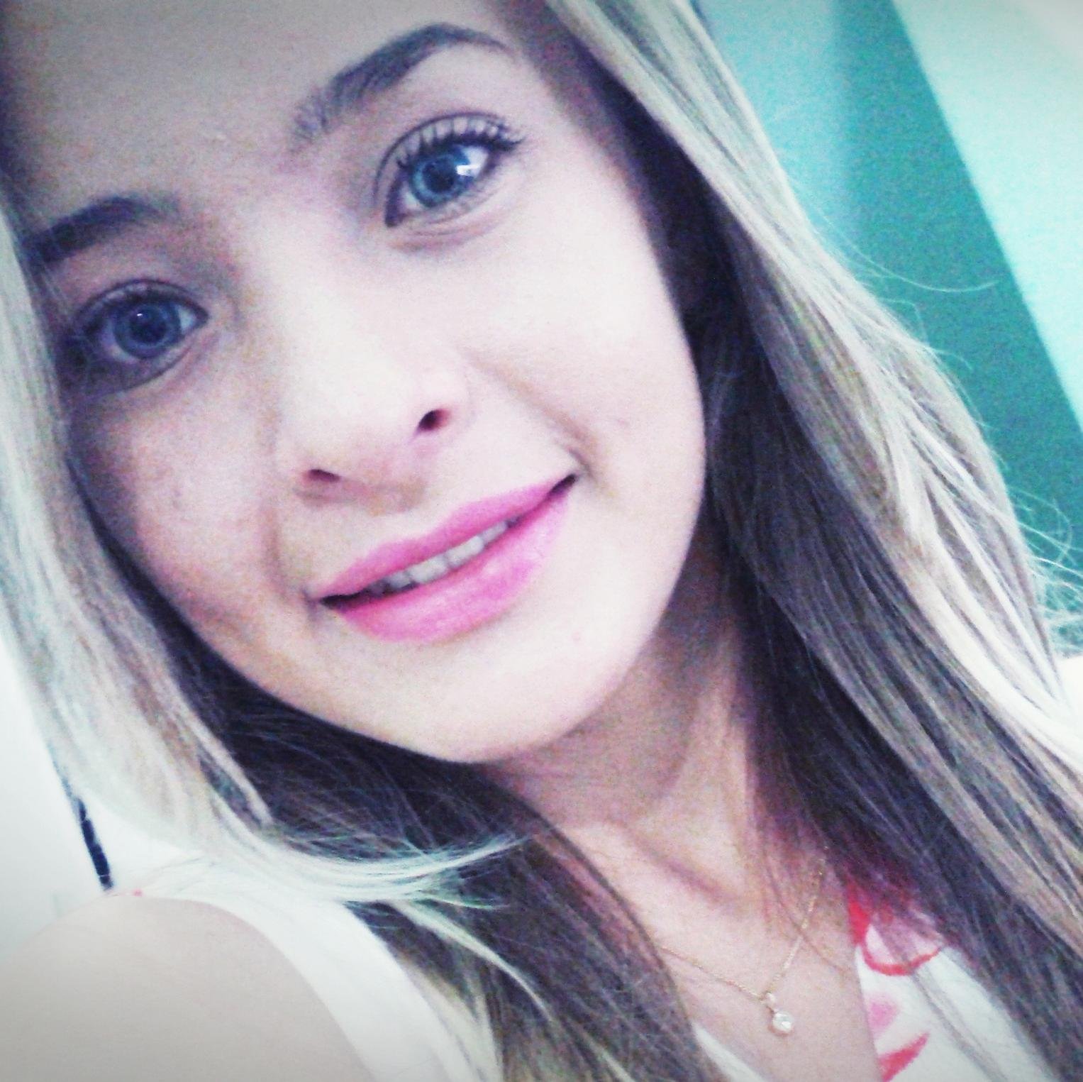“Quando é amor? Ah, a gente tolera, perdoa, muda, espera e suporta até o insuportável, só não desiste.”

– Tati Bernardi.  ♥