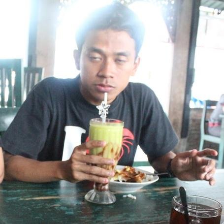 Traceur who learn Economics, Banking System, and Service Marketing
