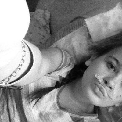 Hi my name is Alicia someday love to be famous and go onstage and singing my songs Alicia