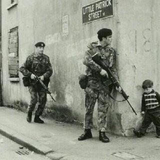 مَ نبي الدنيا و مَ فيها            نبي رضآ الخآلق و جنتهہ ♡*