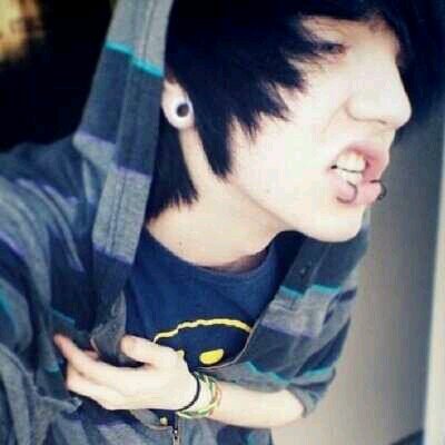( ^•^ ) Free hugs. Im 17, Gay and I love anime :3 SINGLE AND READAY TO EAT A PRINGLE