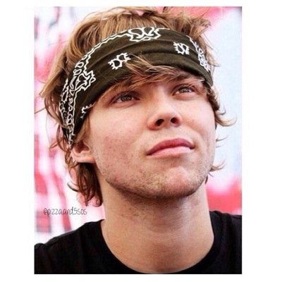 Ash loves you. He will follow you. :) @laurakettle1D (pls rt this :) https://t.co/ej8IafeKAJ )
