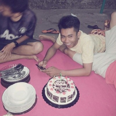 Aku emang gila judi ,tapi aku sama cewe bisa menjaga perasa'an kamu yg sayang kepada aku :)
