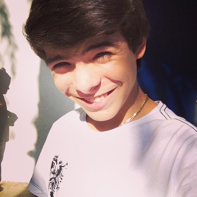 → Euu queroo.
       Euu PossO.
Euu coonsiigO ←
●๋• Siimplees αssiim ~
       Twittando até o fim! ;~p
 linda  @Raiimylife