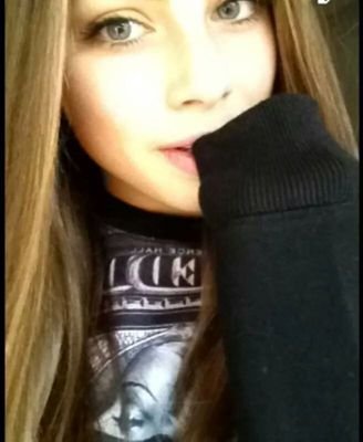 Coucou je m'appelle April , j'ai16 ans .J'habite a Paris. suivez moi car je suis nouvelle! svp ❇❇❇❇