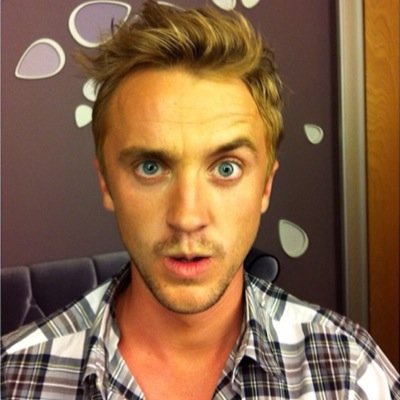 Non occorre che mi seguiate, userò questo account solo per farmi far gli auguri dal mio idolùxo e poi giacerà nella camera per sempre.