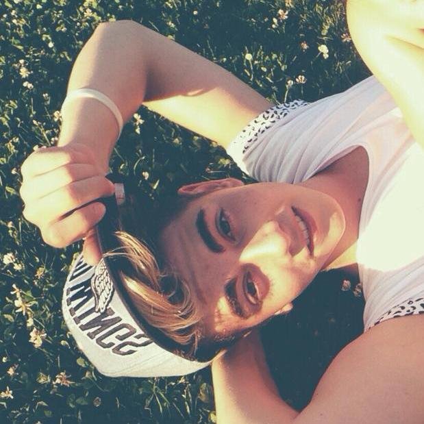 Ruben / 15 anos / Sporting éué / Youtuber / Lisboa / Gosto de ir ao vdg kk / Ando pelo meet / Derramada s2 / Peace bitches.