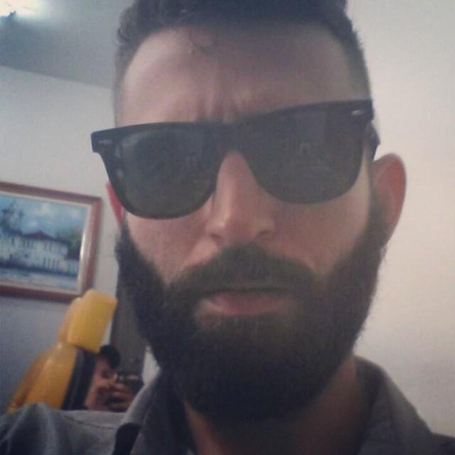 Jornalista, promoter, festeiro e apaixonado por design, música e comportamento.