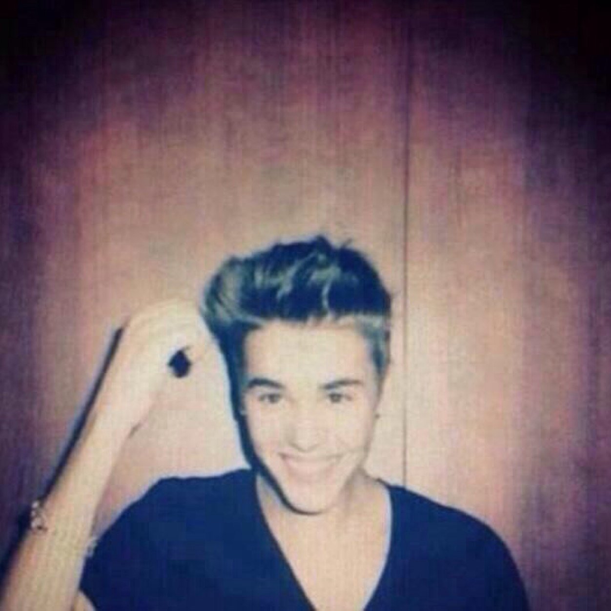 hiiiii pls follow @stratfxrdhood if you already do ilysm, also if you are still reading this tweet her a picture of justin bieber