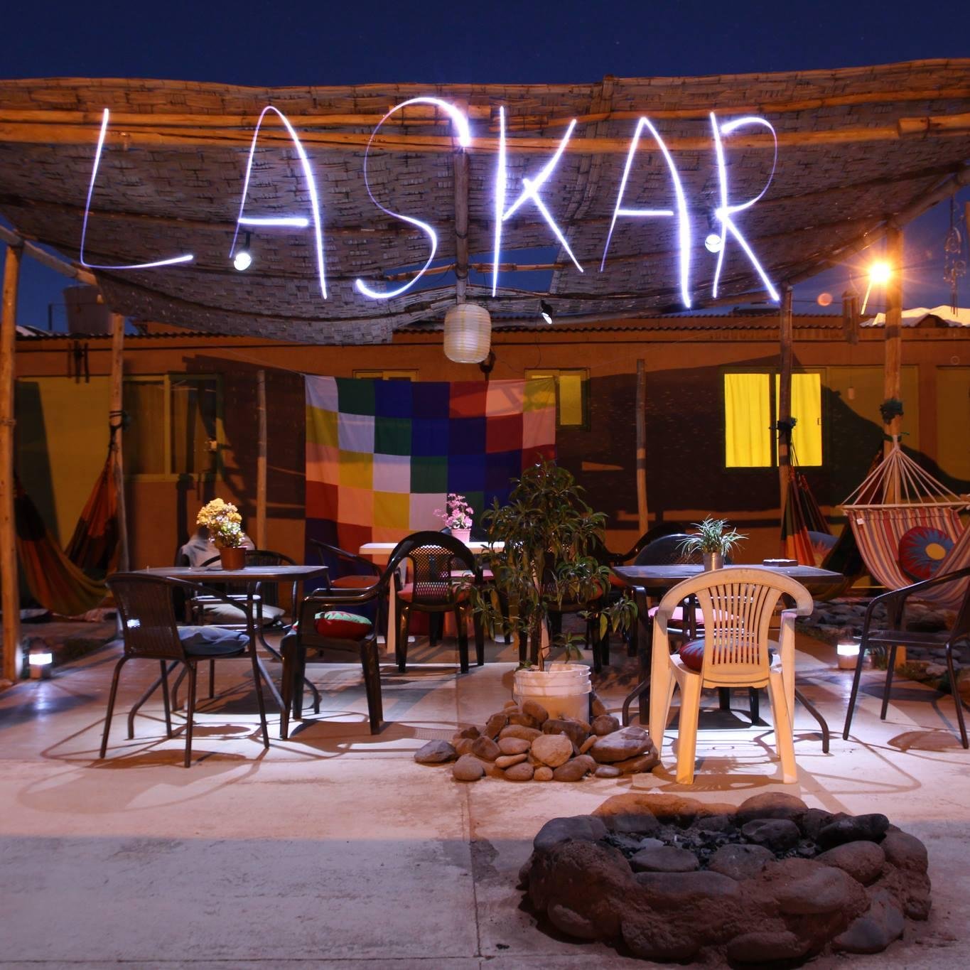 Hostal de ambiente familiar y entretenido, a 500 metros de la plaza de San Pedro de Atacama y del terminal de buses. Te esperamos!