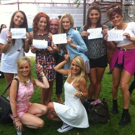 Toute première source française sur le nouveau girlband The Pow Pow Girls avec Dani, Grace, Sophie, Sophie, Mel, Kate et Charis. @ThePowPowGirls