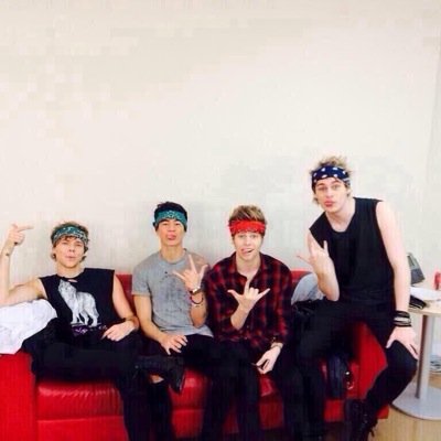 Please follow @cliffordxing because shes trying to reach her goal :) (and follows back)