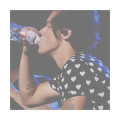 △Olha, senti uma dor no peito, ainda bem que era ataque cardíaco, imagina se fosse Niall feels△