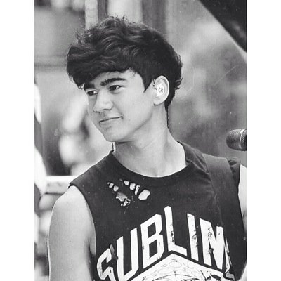 follow @cozyxcashton please bc she just gave you a free follow:-)