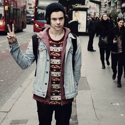 Harry's curly is so curly :p
