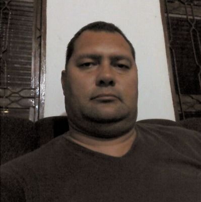Gestor público com especialização em Ciência Política.