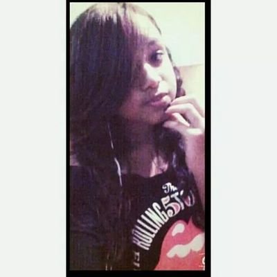 sou chata, asvezes emplicante, ciumenta, meiga, muitos dizem que sou fofa, criticas não me rebaxa sou oque sou e não oque achão
