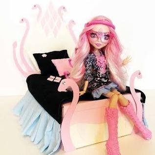 ViperineGorgon's profile picture. The Gorgon of Hauntlywood, from Barcelgroana. Makeup artist & daughter of Stheno. @SonOfMedusa is my cousin! @FearLeaderCapt sure is..something! #MH||roleplay