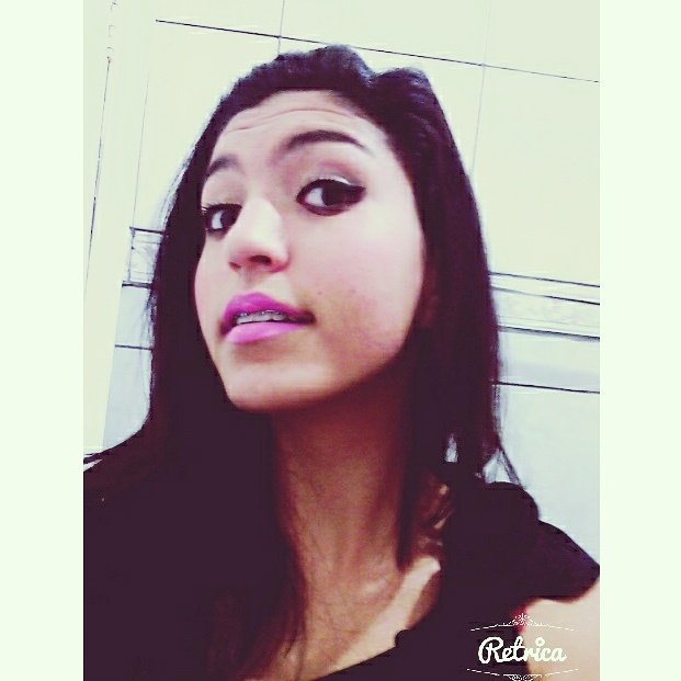 Humildamente marrenta discretamente ciumenta, diz que vai ficar de mal mas se rende e não se aguenta....