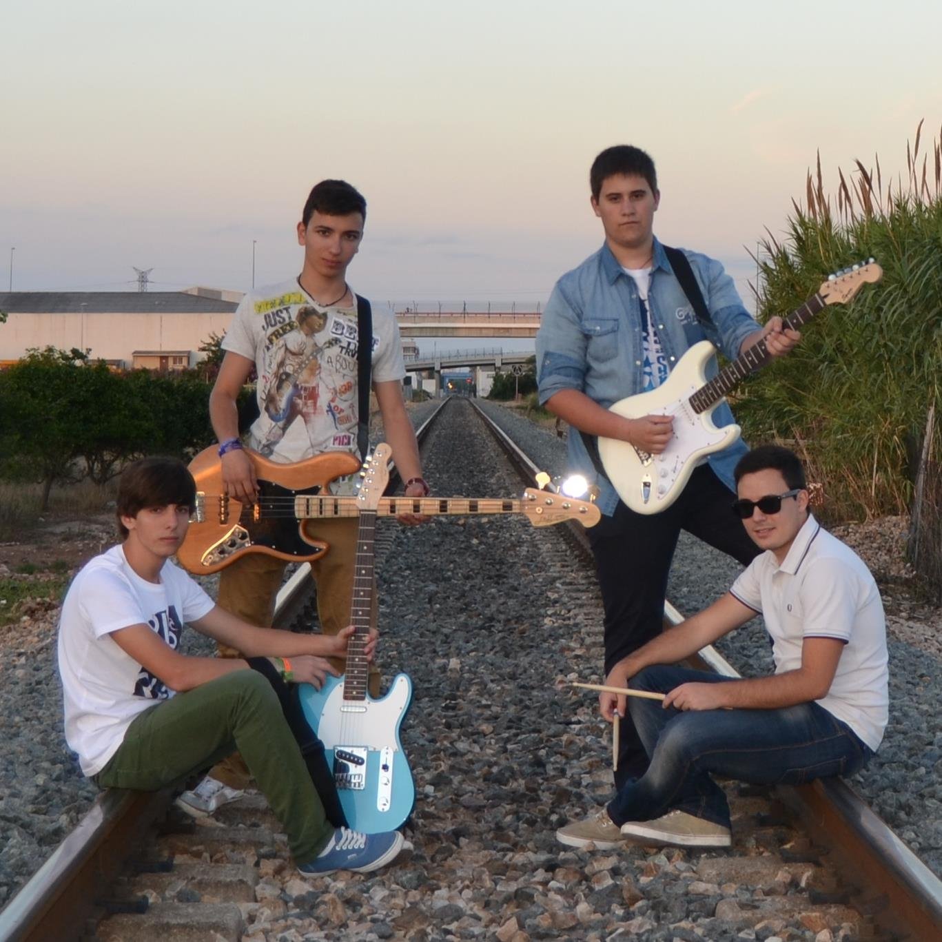 Grupo de música pop-rock compuesto por @molins_toso @_Martini_____ @haro_pau @JorgeOliva_14