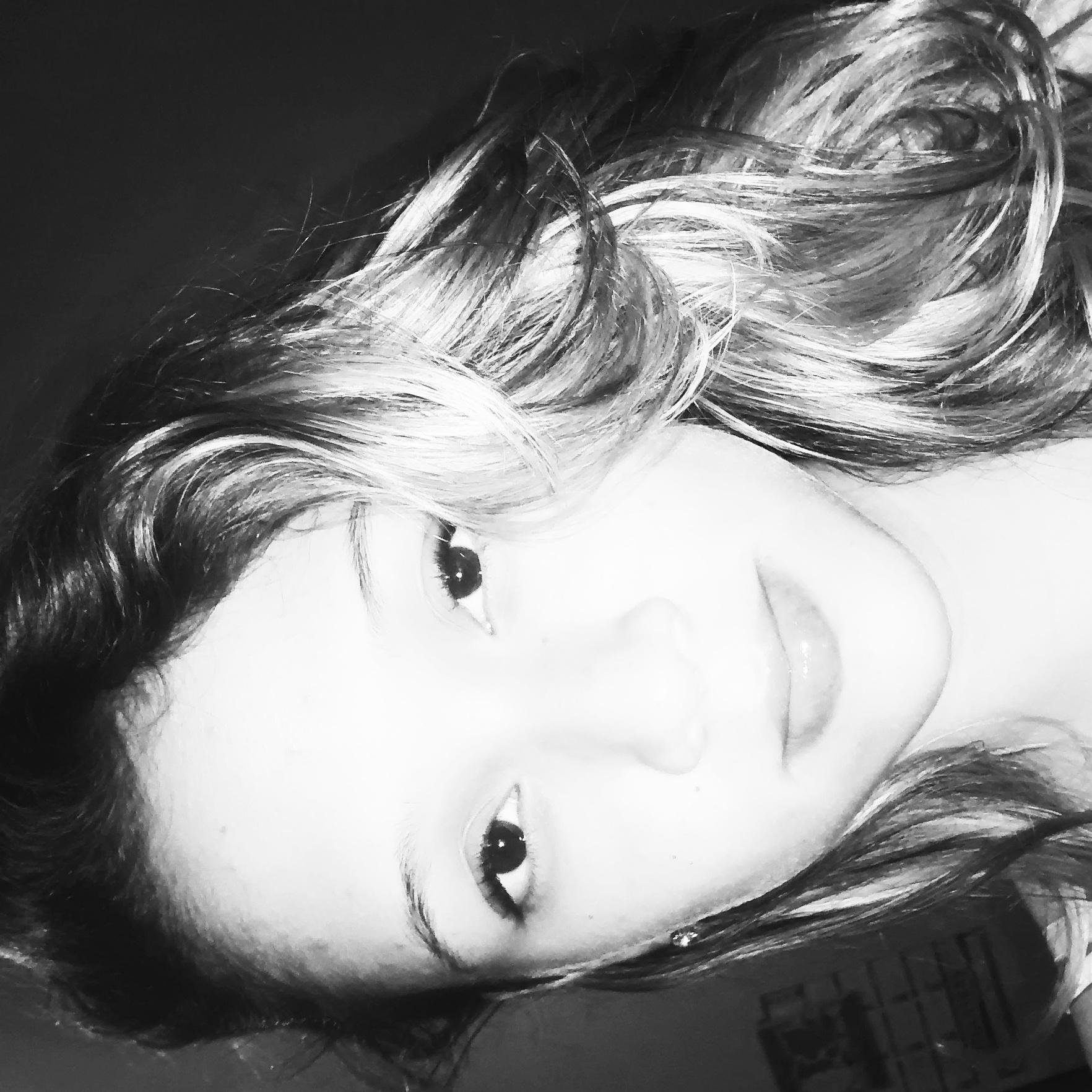 sou DIVA!                                                         vem nim mim seguir, que eu sigo de volta :*  fumei jornal e trago boas noticias;