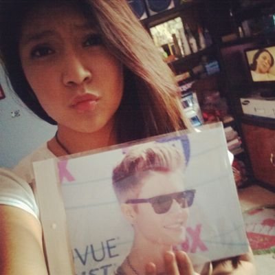 Si no sueñas en grande, no vale la pena soñar.❤     I'm Belieber and Arianator✌   Follow me .