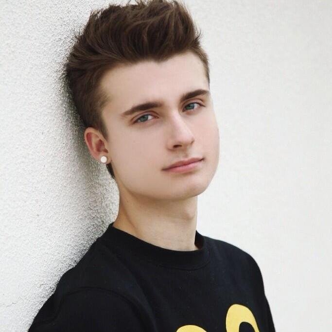 ArgCollins's profile picture. Twitter dedicado al canadiense Christian Collins, Viner/Youtuber, conocido como WeeklyChris.