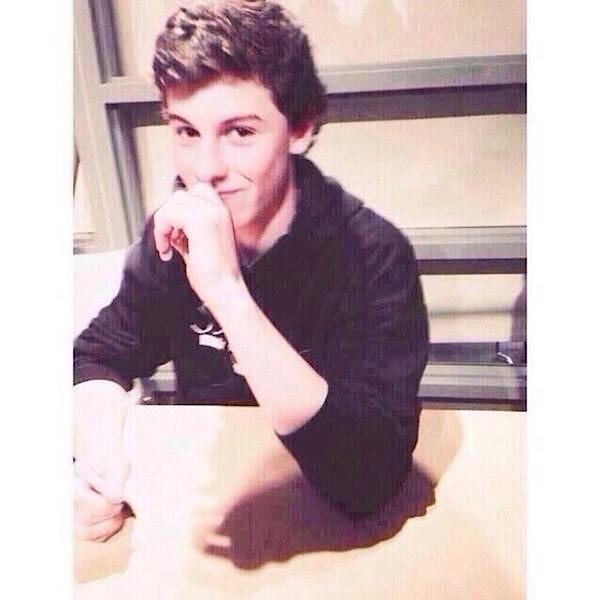 FOLLOW @shagmendes BECAUSE YOU JUST GOT A FREE FOLLOW. ASK HER FOR A FOLLOW BACK BYE ily