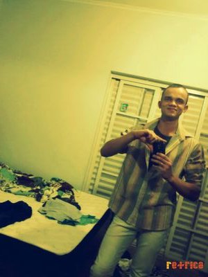 Eu?
Sou a semente que não secou no sol,
que o pássaro não devorou,
que o espinho não sufocou:)
Eu sou a árvore de bons frutos plantada pelo próprio DEUS.