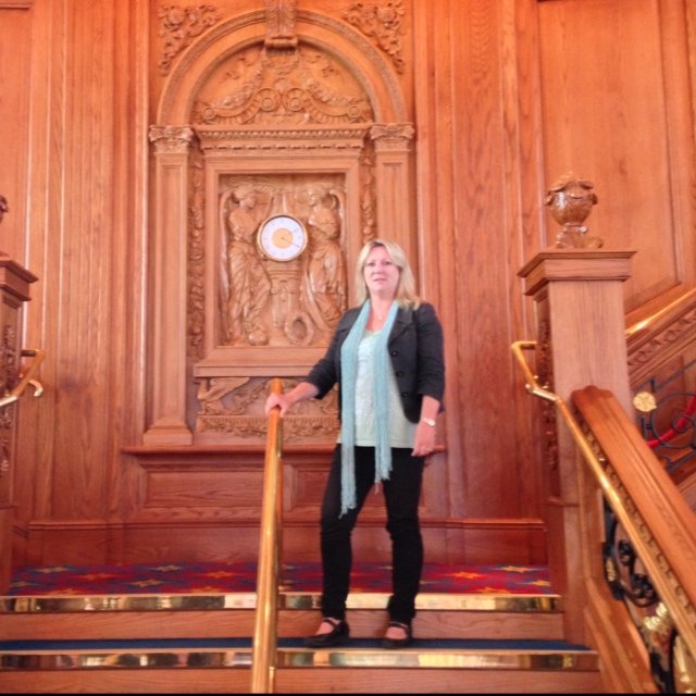 Titanic tour operated by descendant of Titanic deck engineer.
Talks and school workshops. President, Belfast Titanic Society. Guide in Ireland for Rick Steves.