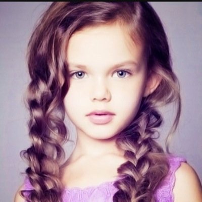 I'm 4 years old. My Dadda is @mr_styles__ I LIKE CANDY ! *giggles*