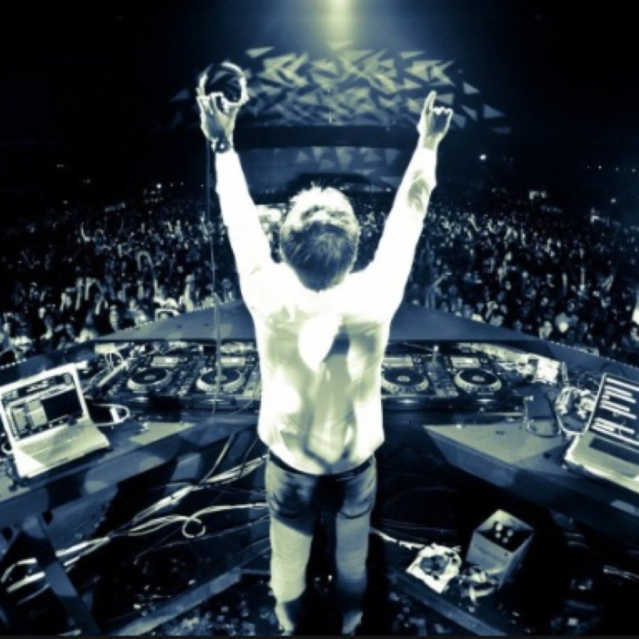 Electronic music producer. Soundcloud luknotik