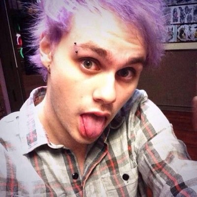 I gave you a free follow so can you follow @IrwHooHemCli ❤️ ask for a follow back and a DM to Luke ❤️