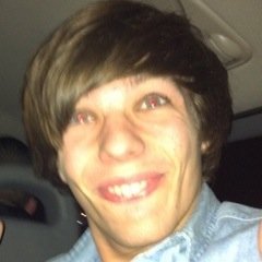 as vezes me pego pensando em um futuro maravilho com louis tomlinson de repente caio na realidade isso nunca vai acontecer pq a vida me fez louis girl ????????