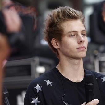 This is a free follow x go follow @fuxkingmikey or i unfollow xx