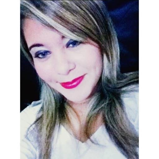 Brilhando em vida, sorrindo à toa, só vibrando paz e amor .