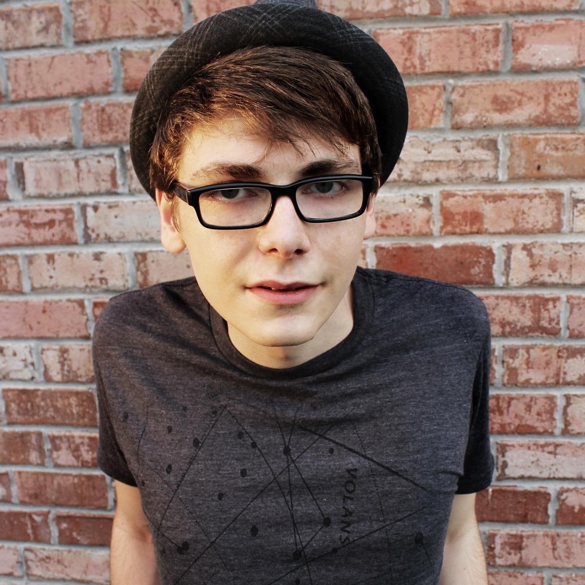 Plz FOLLOW @MusicMcLaughlin - Electronic/Pop artist! page admins are: @MajoLoveHarry , @_Perspectiver_ , and @Harry_Savannah