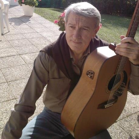Auteur compositeur interprète routard de la chanson éclectique, rythmée ou chaloupée, je me produis en deux formules, dans les bars et lieux culturels.
