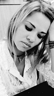 Sou Como O Vidro..Se Cair, Eu Quebro..Mas Se Pisar, Eu Corto..E Cacos De Vidro Costumam Machucar Beeem Mais...