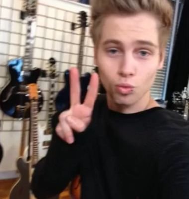 Pictures from Luke Hemmings here on this Acc :)Turn on Notifs for new pics all the time;)                                                      Allie