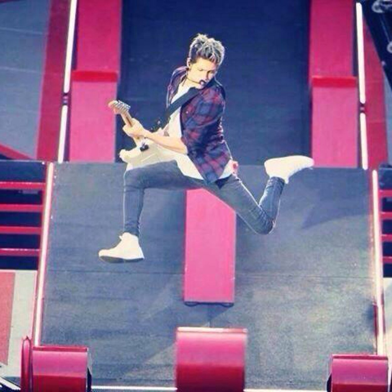 |DIRECTIONER|  |5SOSFam| Niall.Ashton.James.❤️ |Claire| The Vamps. Robert. Shailene. Liam is my sunshine.Zayn is my hero.Louis my angel and Harry my love.