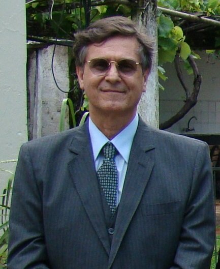 Produtor de áudio, redator, compositor e arranjador.