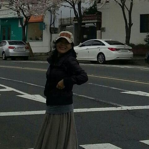 appleyok's profile picture. '시인'
누구도 울게 하지 못한다

(바람이다가, 사막이다가, 이제 막 한 방울 눈물을 떨구려는 비겁한 구름입니다.)