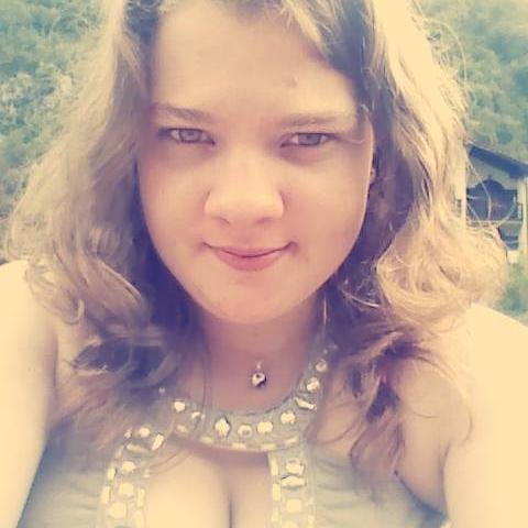Hello my name's Vivi :* i'm 14 years old :) I'm Hungarian :) . Follow me and follow back :))