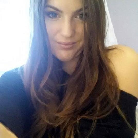23 year old girl from Switzerland Addicted to art, beautiful weather, gaming and food
