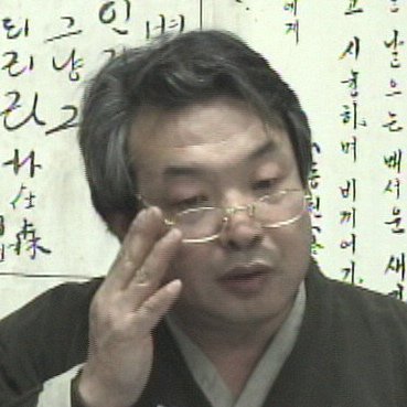 ◆韓國 徐芝月詩人:1955년 고주몽, 연개소문과 같은 음5월 5일 단오날 태어남. 중국「長白山文學賞」, 연변과기대학교 및 평양과기대학교 총장으로부터 중국연변「민족시문학상」수상, 대구신문 영남일보에 「서지월시인의 만주기행」이 매주 1회 7년간 연재. 대구시인학교 지도시인.