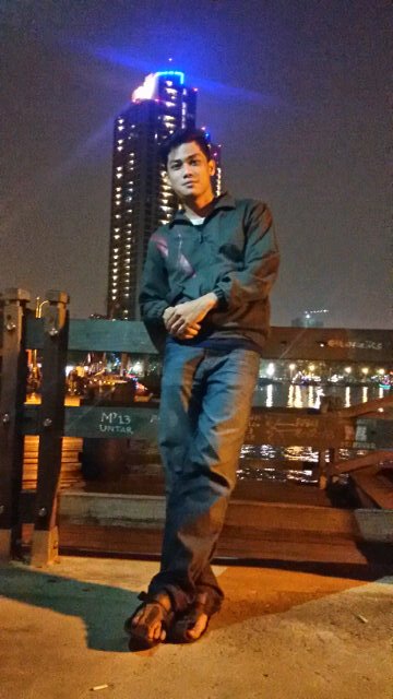 orang yang paling hampa adalah orang yang justru dipenuhi dirinya sendiri