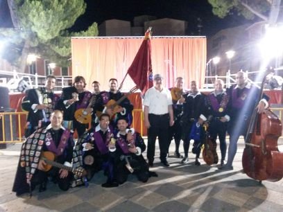 Grupo de jovenes nacidos en pedro muñoz juntos por la musica y la diversion